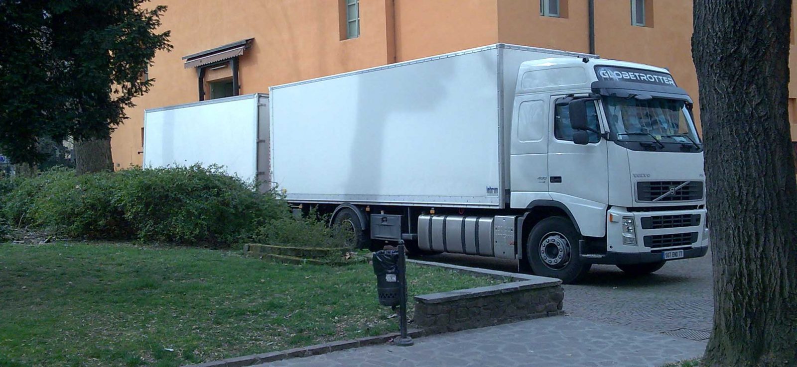Camion-remorque devant un accès décors