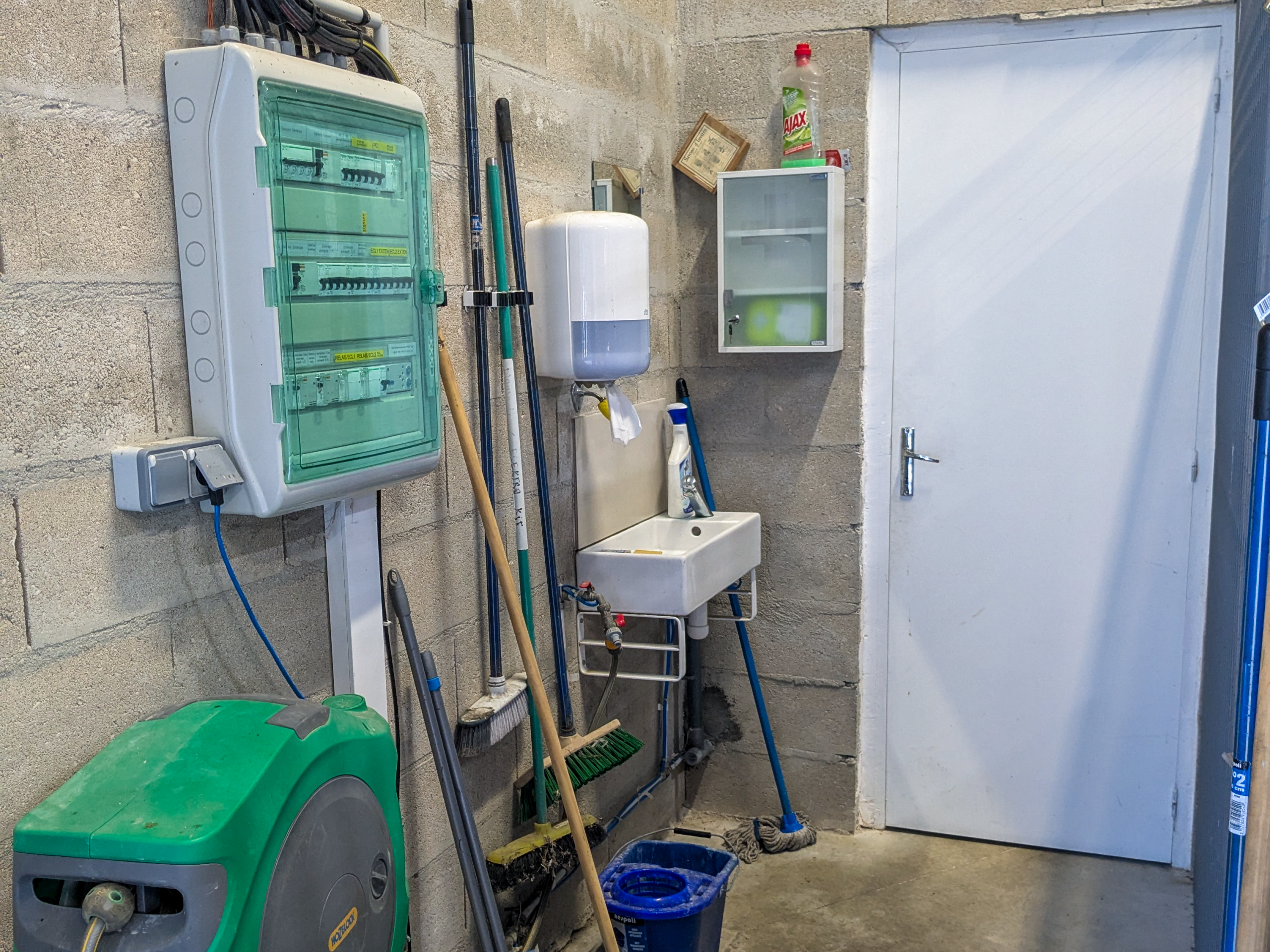 1-10-Entrepot-Beton-Sanitaire