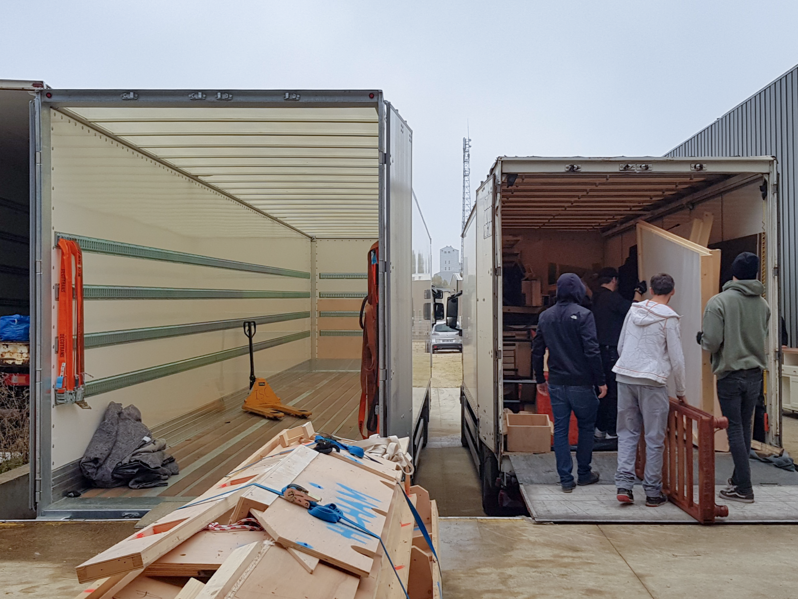 1-5-Entrepot-Rozay-Dechargement-Camions