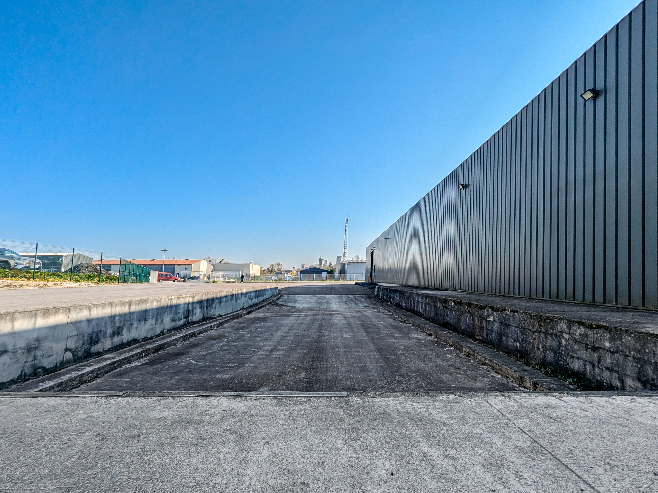 7-Entrepot-Beton-Acces-Camion