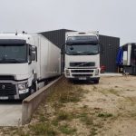 Quai de déchargement de l'entrepôt de Beton avec 4 camions