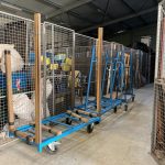 Aménagement intérieur des entrepôts de Transcenic avec gazelles et chariots mis à disposition