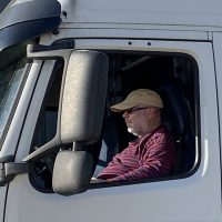 Photo de Stéphane NEE, fondateur de Transcénic, à bord de son camion Volvo FH400